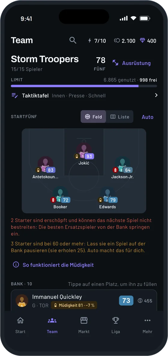 Der Team-Bildschirm mit der Startfünf auf dem Feld und der Bank darunter