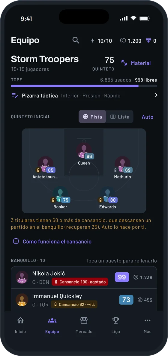 La pantalla de equipo con el quinteto en la pista y el banquillo debajo